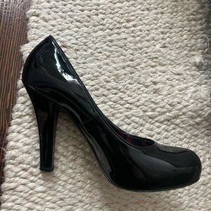 Marc by Marc Jacobs patent leather round toe heels